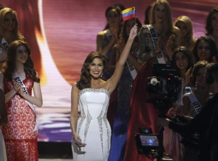 Những hình ảnh đẹp trong đêm chung kết hoa hậu hoàn vũ - 24 Miss Universe 2013 Gabriela Isler xuất hiện trên sân khấu và nói lời chào khán giả