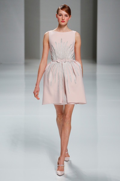 Những mẫu váy đẹp nhất tại tuần lễ thời trang cao cấp Paris - 22 Váy của Georges Hobeika.