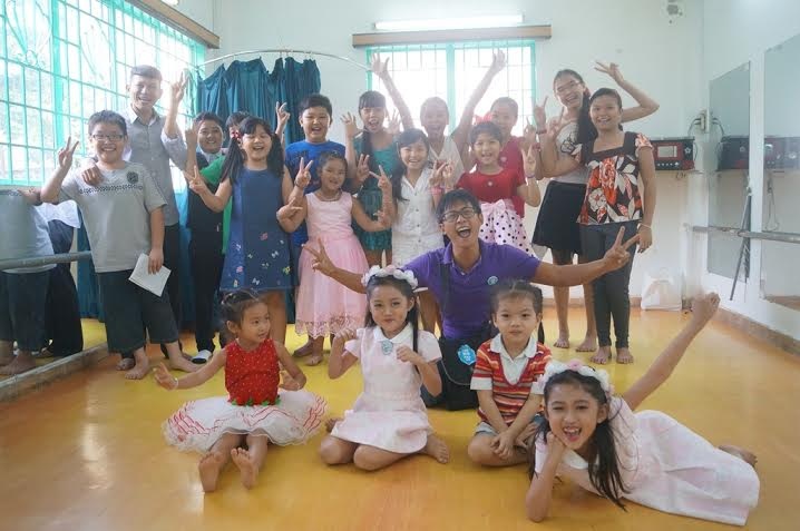 Diễn viên Mai Phương giúp đỡ nhà biên kịch tương lai. - 2 Đội kịch Tuổi Ngọc - nơi giúp bé Anh Quân thực hiện vai trò đạo diễn vở kịch đầu tay