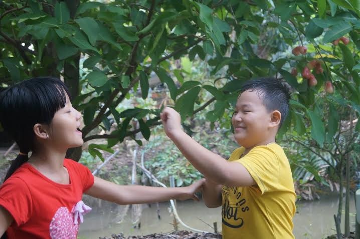 “Ma nhí” Lâm Thanh Mỹ về quê lội kênh bắt cá. - 3 Hành trình của “Cha Con Hợp Sức” lần này diễn ra tại Vĩnh Long