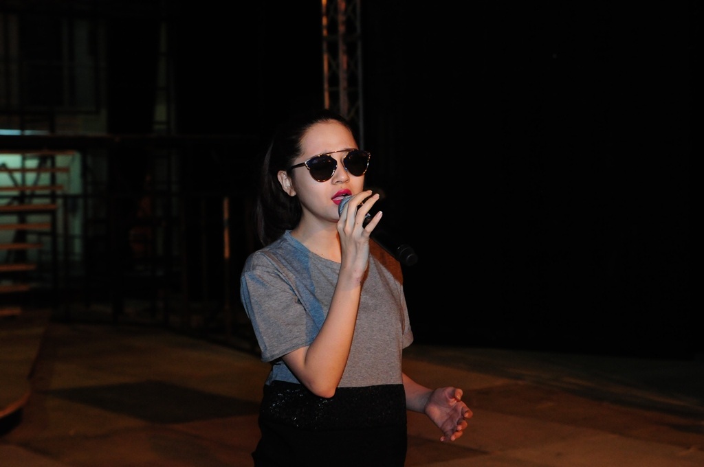 Bảo Anh sành điệu với kính đen