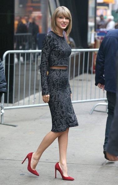 Taylor Swift mê áo hở bụng - 5 Phong cách thời trang của nữ ca sỹ Taylor Swift