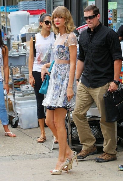 Taylor Swift mê áo hở bụng - 11 Phong cách thời trang của nữ ca sỹ Taylor Swift