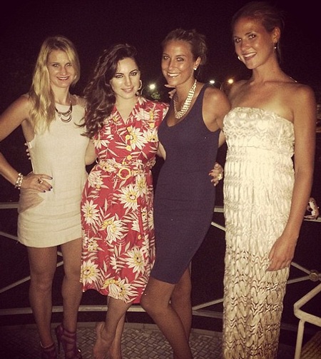 “Sao” quốc tế đón năm mới ở đâu? - 25 Hey girls: Kelly Brook also headed Down Under for the big night