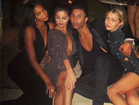 “Sao” quốc tế đón năm mới ở đâu? - 27 Arabian nights: Selena Gomez headed for pure luxury and spent the evening in Dubai
