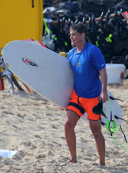 “Sao” quốc tế đón năm mới ở đâu? - 31 Surfing into the New Year: Rob Lowe was one of the active stars to opt for a Hawaiian 2015