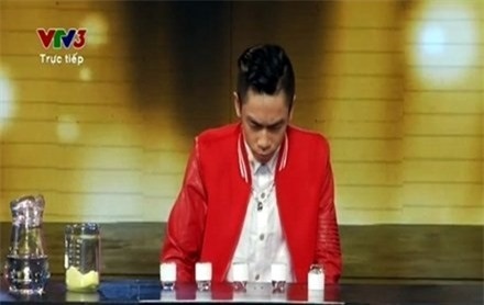 Nghi án Tấn Phát uống nhầm axít để tạo scandal - 9 Và phản ứng sau khi uống nhầm. Anh cúi mặt, nhổ ngay a xit ra khỏi miệng.