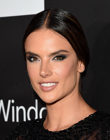 Những kiểu trang điểm hoàn hảo cho mùa lễ hội - 4 Alessandra Ambrosio's Silver Shine