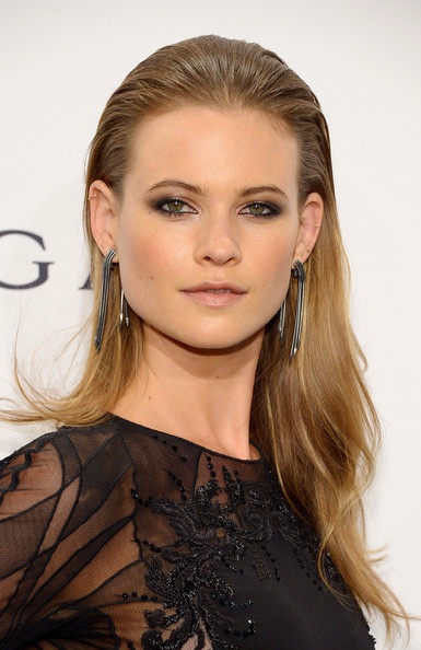 Những kiểu trang điểm hoàn hảo cho mùa lễ hội - 8 Behati Prinsloo's Bronzed Glimmer