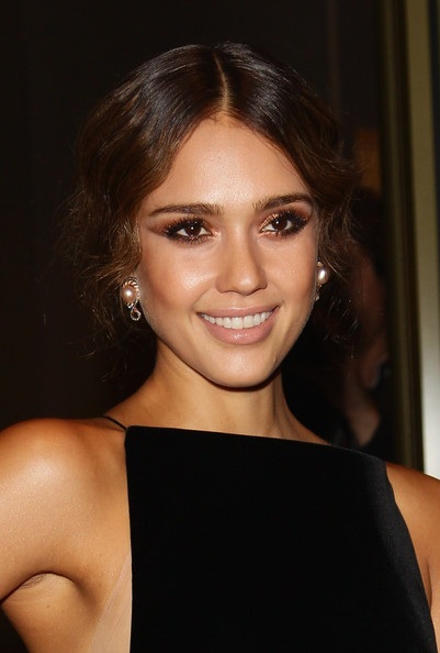 Những kiểu trang điểm hoàn hảo cho mùa lễ hội - 14 Jessica Alba's Rose Gold Perfection