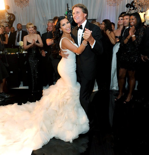 Gia đình ủng hộ bố dượng cô Kim chuyển giới