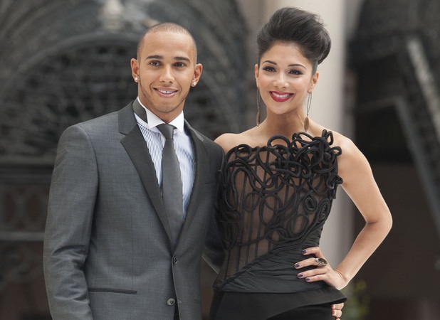 Nicole Scherzinger thừa nhận chuyện tình với “bồ trẻ” tan vỡ - 2 Nữ ca sỹ 338 tuổi nói thêm rằng dù đã chia tay thì cô và bạn trai kém 7 tuổi vẫn yêu nhau.