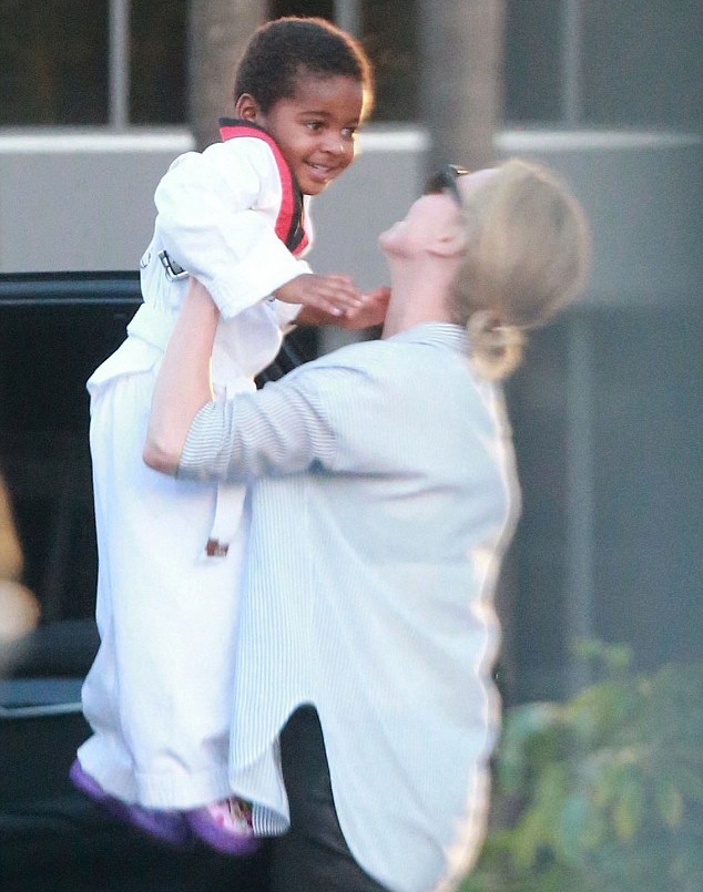 Charlize Theron cưng chiều con nuôi da màu - 1 Charlize Theron