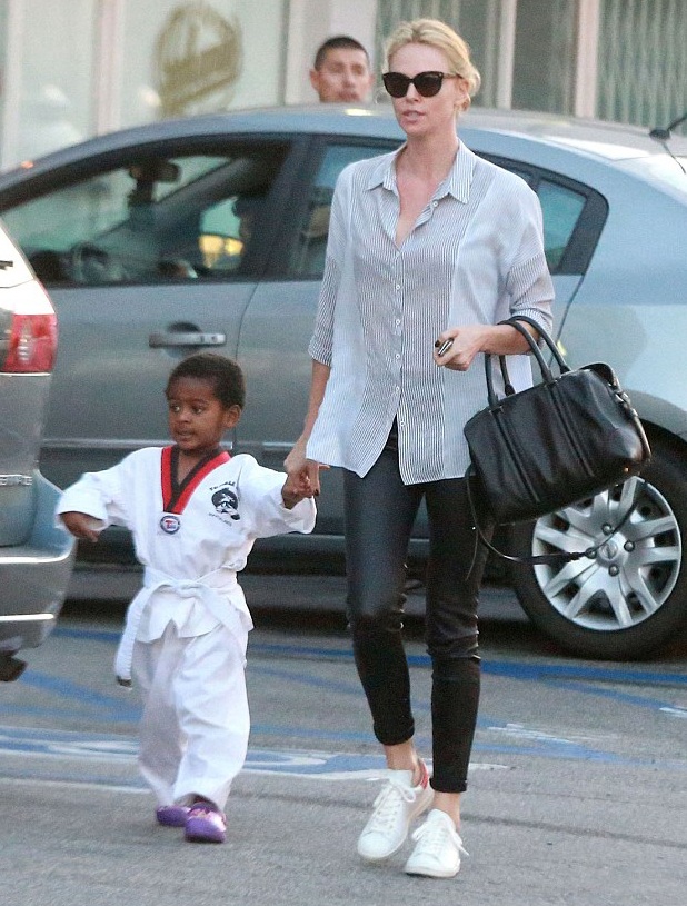 Charlize Theron cưng chiều con nuôi da màu - 5 Charlize Theron
