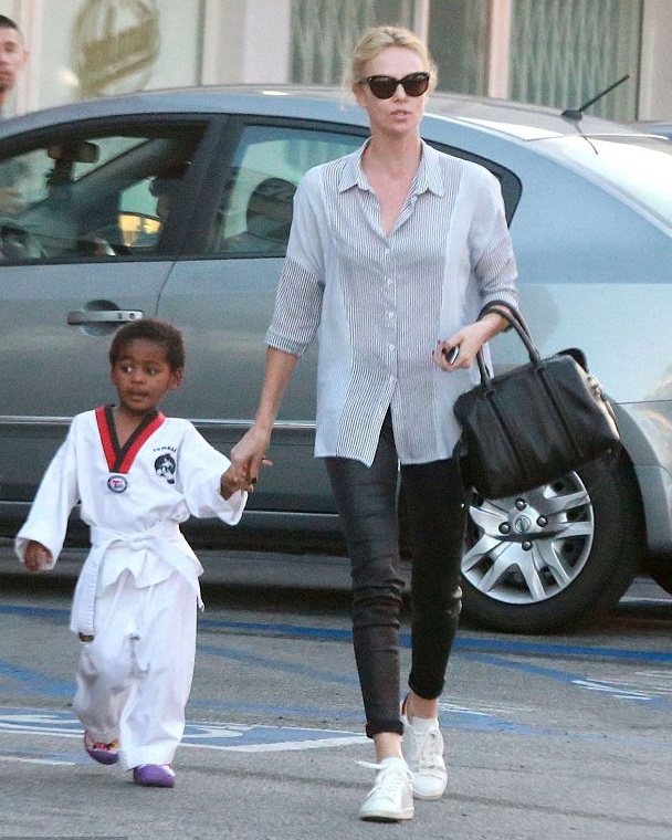 Charlize Theron cưng chiều con nuôi da màu - 6 Charlize Theron