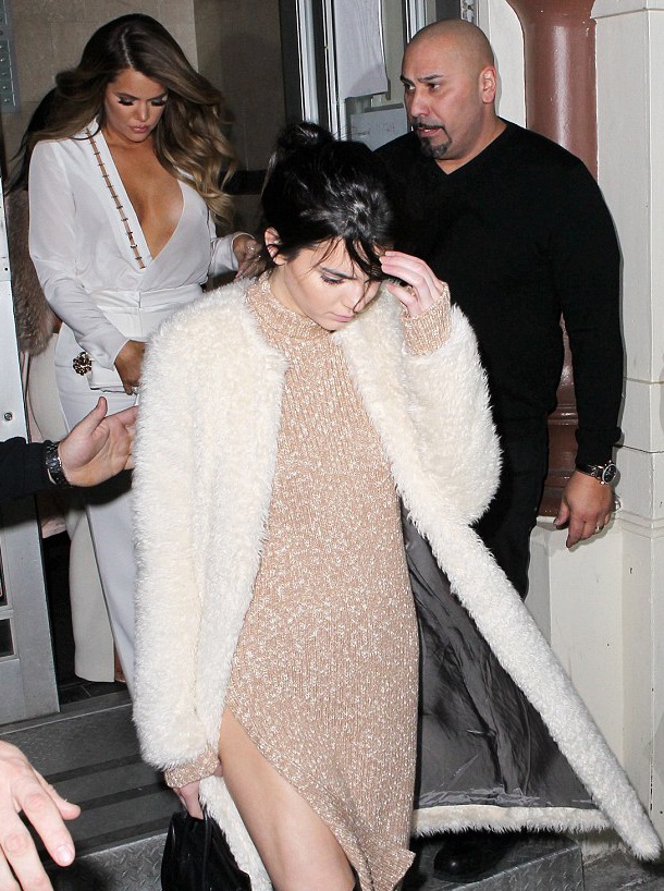 Kim Kardashian lộ dáng thấp bé bên em gái siêu mẫu - 5 Kardashian