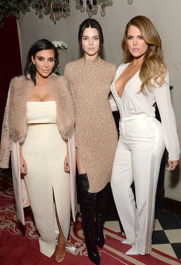 Kim Kardashian lộ dáng thấp bé bên em gái siêu mẫu - 8 Kardashian
