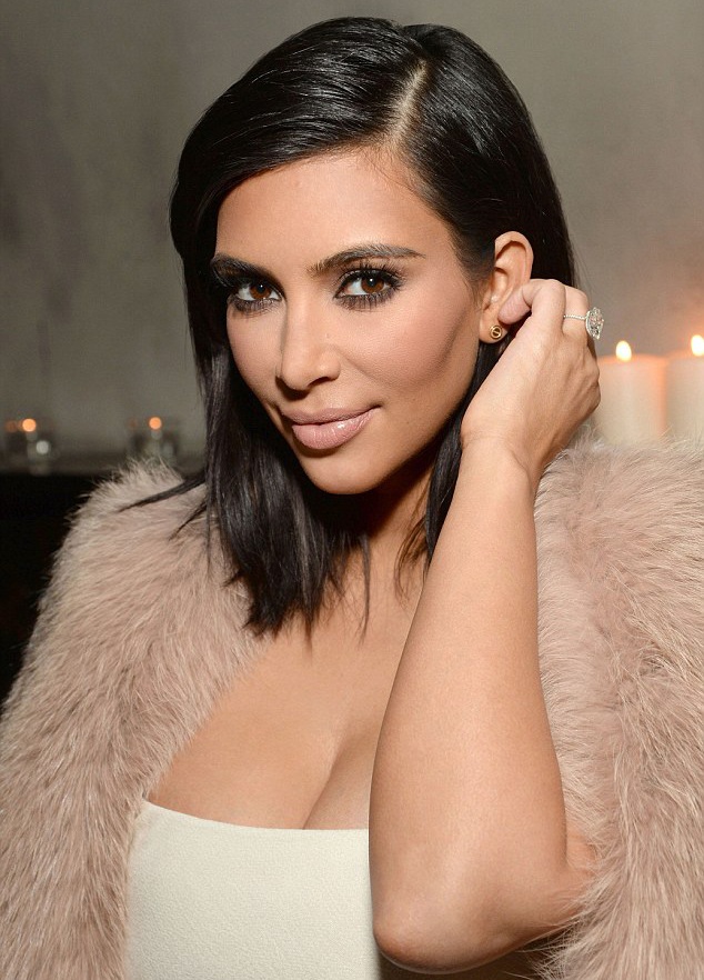 Kim Kardashian lộ dáng thấp bé bên em gái siêu mẫu - 10 Kardashian