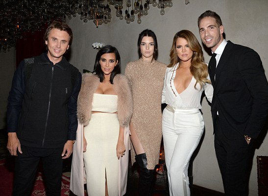Kim Kardashian lộ dáng thấp bé bên em gái siêu mẫu - 13 Kardashian
