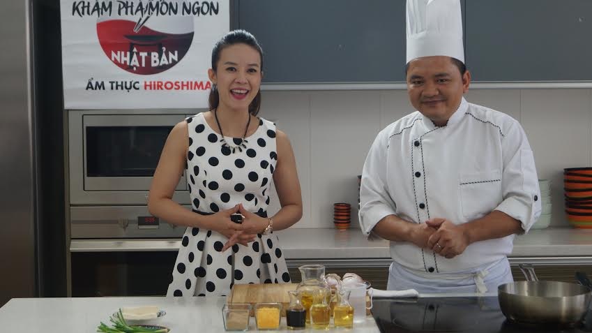 Đồng hành cùng chương trình là đầu bếp Võ Quốc và MC Kim Thoa