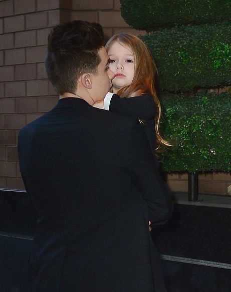 Gia đình tới cổ vũ Victoria Beckham ra mắt BST mới - 3 Brooklyn Beckham