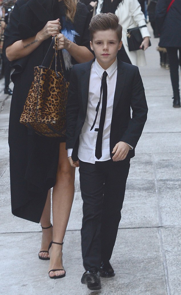 Gia đình tới cổ vũ Victoria Beckham ra mắt BST mới - 5 Brooklyn Beckham
