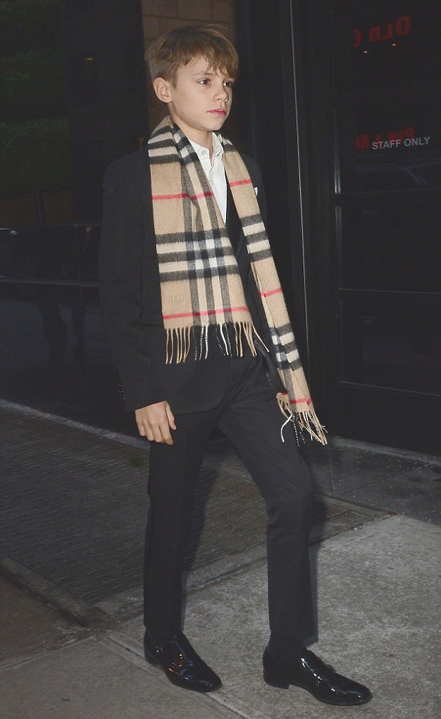 Gia đình tới cổ vũ Victoria Beckham ra mắt BST mới - 6 Brooklyn Beckham