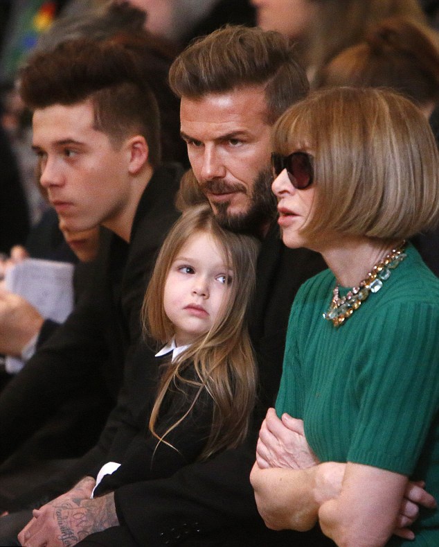 Gia đình tới cổ vũ Victoria Beckham ra mắt BST mới - 7 Brooklyn Beckham