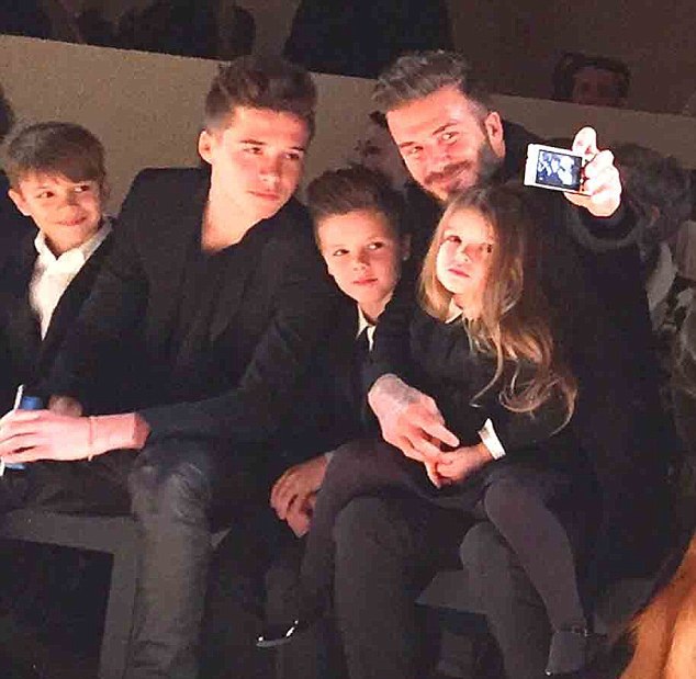 Gia đình tới cổ vũ Victoria Beckham ra mắt BST mới - 8 Brooklyn Beckham