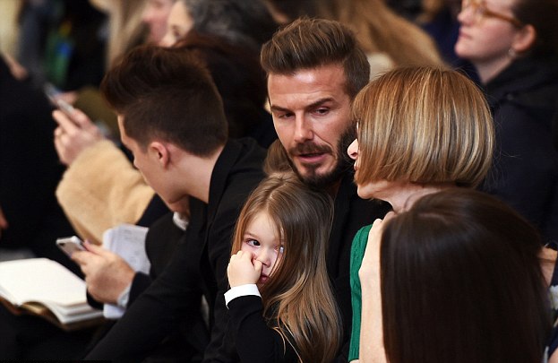 Gia đình tới cổ vũ Victoria Beckham ra mắt BST mới - 13 Brooklyn Beckham