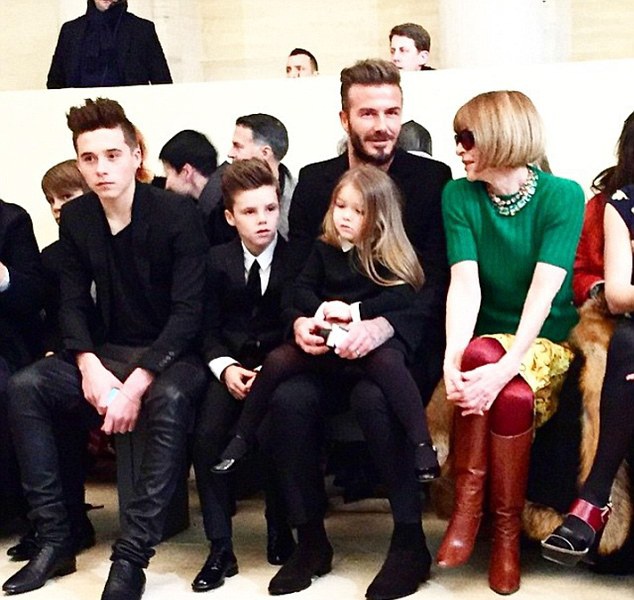 Gia đình tới cổ vũ Victoria Beckham ra mắt BST mới - 18 Brooklyn Beckham