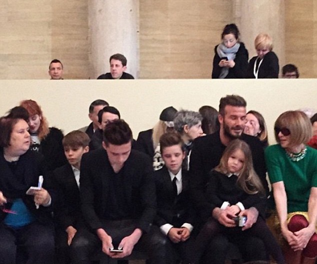 Gia đình tới cổ vũ Victoria Beckham ra mắt BST mới - 19 Brooklyn Beckham