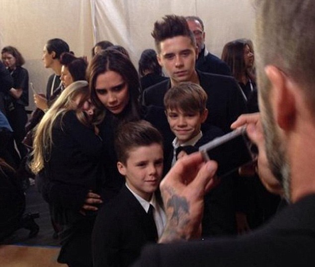 Gia đình tới cổ vũ Victoria Beckham ra mắt BST mới - 26 Brooklyn Beckham