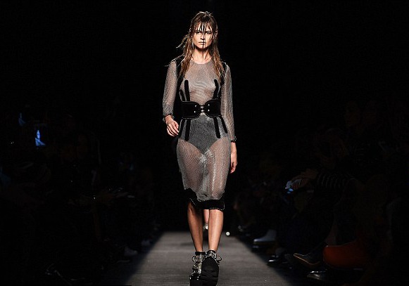 Siêu mẫu mặc váy xuyên thấu ấn tượng trên sàn catwalk - 3 Behati Prinsloo