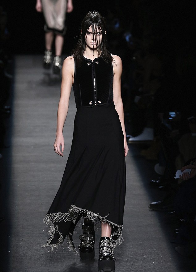 Siêu mẫu mặc váy xuyên thấu ấn tượng trên sàn catwalk - 6 Behati Prinsloo