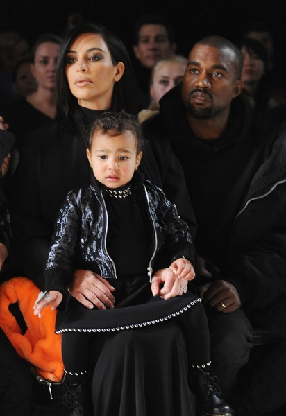 Con gái Kim Kardashian khóc thét khi đi xem trình diễn thời trang - 4 Vĩnh Ngọc