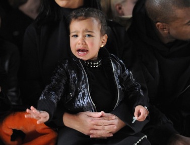 Con gái Kim Kardashian khóc thét khi đi xem trình diễn thời trang - 2 Vĩnh Ngọc