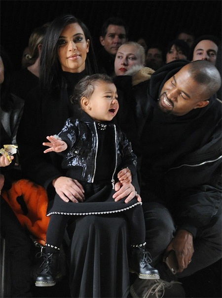 Con gái Kim Kardashian khóc thét khi đi xem trình diễn thời trang - 3 Vĩnh Ngọc