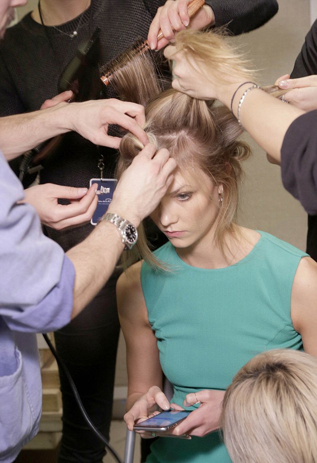 Karlie Kloss vẫn mặc váy ngắn bất chấp trời lạnh - 6 Karlie Kloss