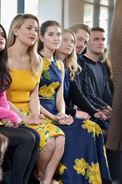 Kate Hudson - Gái hai con vẫn đẹp rạng ngời - 18 Nữ diễn viên nổi tiếng rực rỡ với váy vàng.