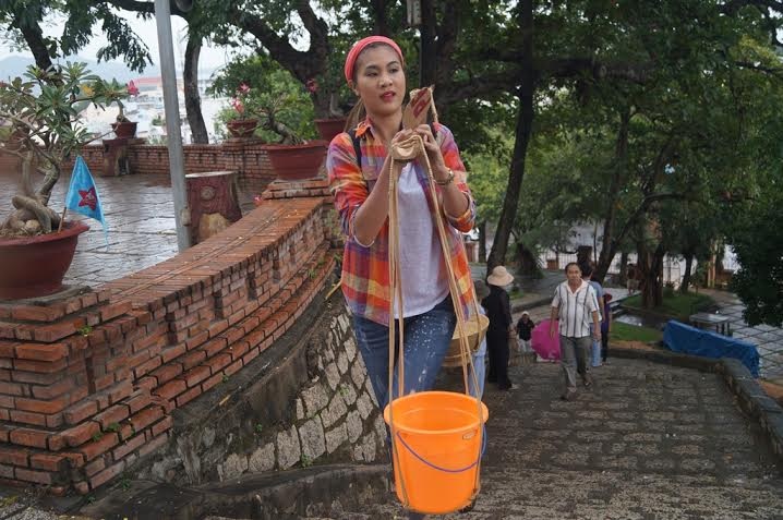 Sao Việt rất hứng thú khi tham gia chương trình “hành xác” - 2 Siêu mẫu Kim Dung vất vả gánh nước tại Khánh Hòa