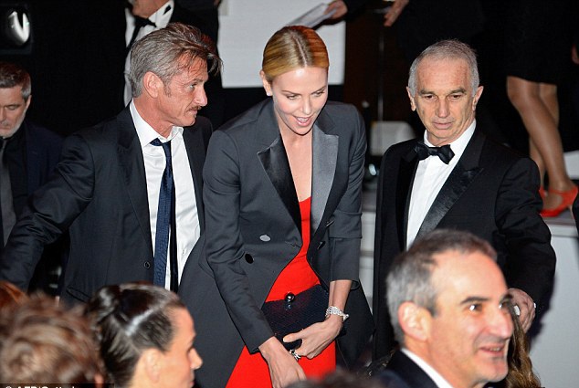 Charlize Theron đẹp đôi bên Sean Penn - 10 Charlize Theron