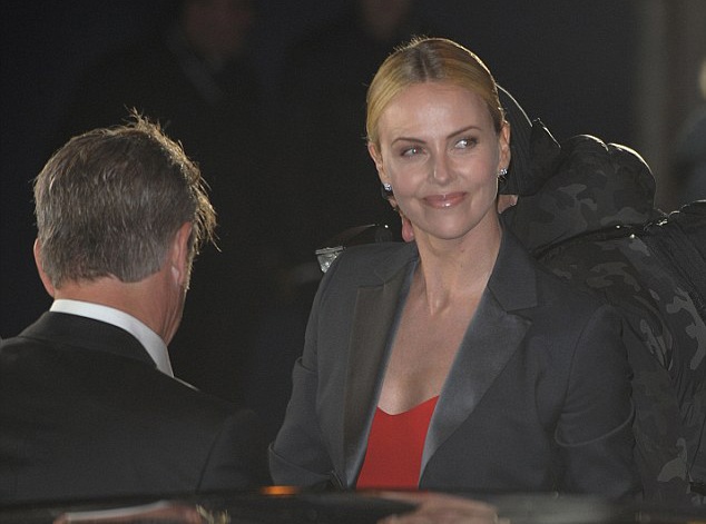 Charlize Theron đẹp đôi bên Sean Penn - 11 Charlize Theron