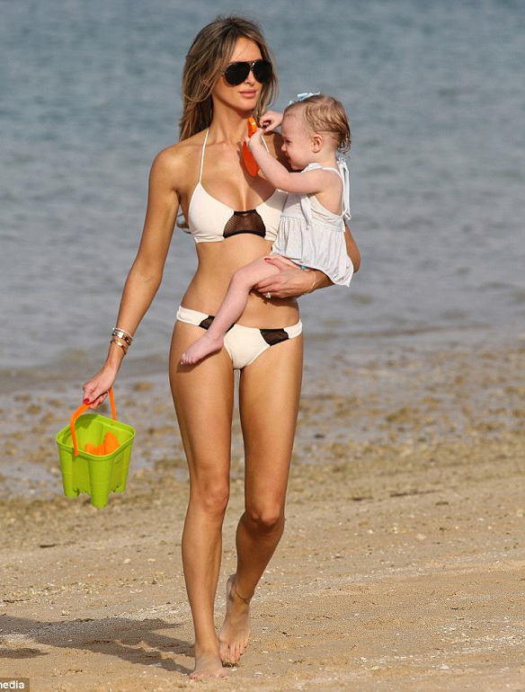 Bạn gái “sao” bóng đá đẹp nuột nà trên biển - 5 Georgina Dorsett