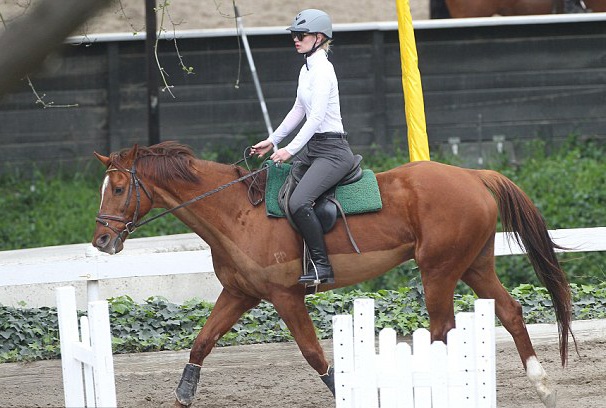 Iggy Azalea học cưỡi ngựa - 6 Iggy Azalea