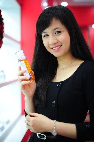 Hoa hậu Ngọc Hân - diễn viên Vi Cầm thử mỹ phẩm Nhật Bản - 4 Hoa hậu Ngọc Hân cũng diễn viên Vi Cầm tự tin khoe mặt mộc đi thử mỹ phẩm Nhật Bản cao cấp