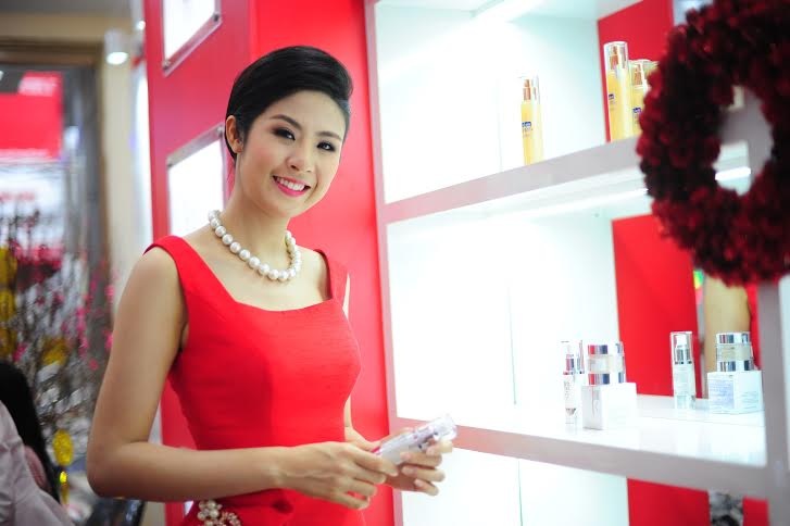 Hoa hậu Ngọc Hân - diễn viên Vi Cầm thử mỹ phẩm Nhật Bản - 2 Hoa hậu Ngọc Hân cũng diễn viên Vi Cầm tự tin khoe mặt mộc đi thử mỹ phẩm Nhật Bản cao cấp