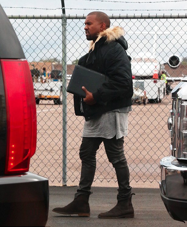 Gia đình Kim Kardashian đáp máy bay riêng tới Arizona - 2 Kim Kardashian