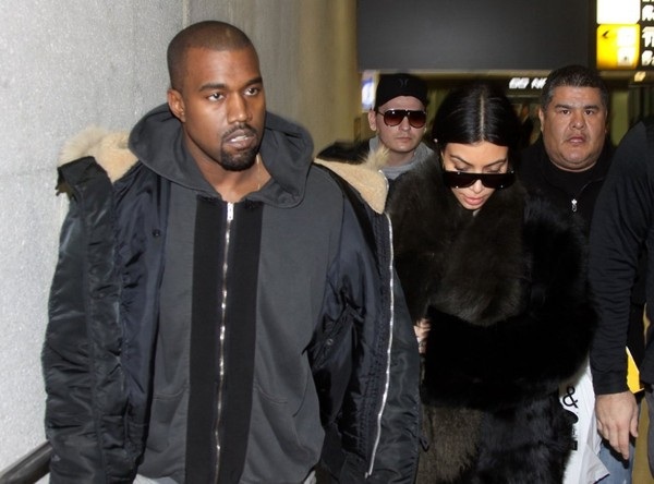 Gia đình Kim Kardashian đáp máy bay riêng tới Arizona - 5 Kim Kardashian