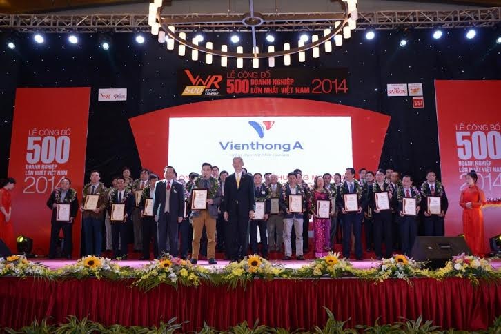 Viễn Thông đạt Top 500 Doanh nghiệp lớn nhất Việt Nam - 1 Ông Huỳnh Minh Tuấn - Giám đốc Marketing Viễn Thông A (thứ 4 từ trái sang) lên nhận danh hiệu.